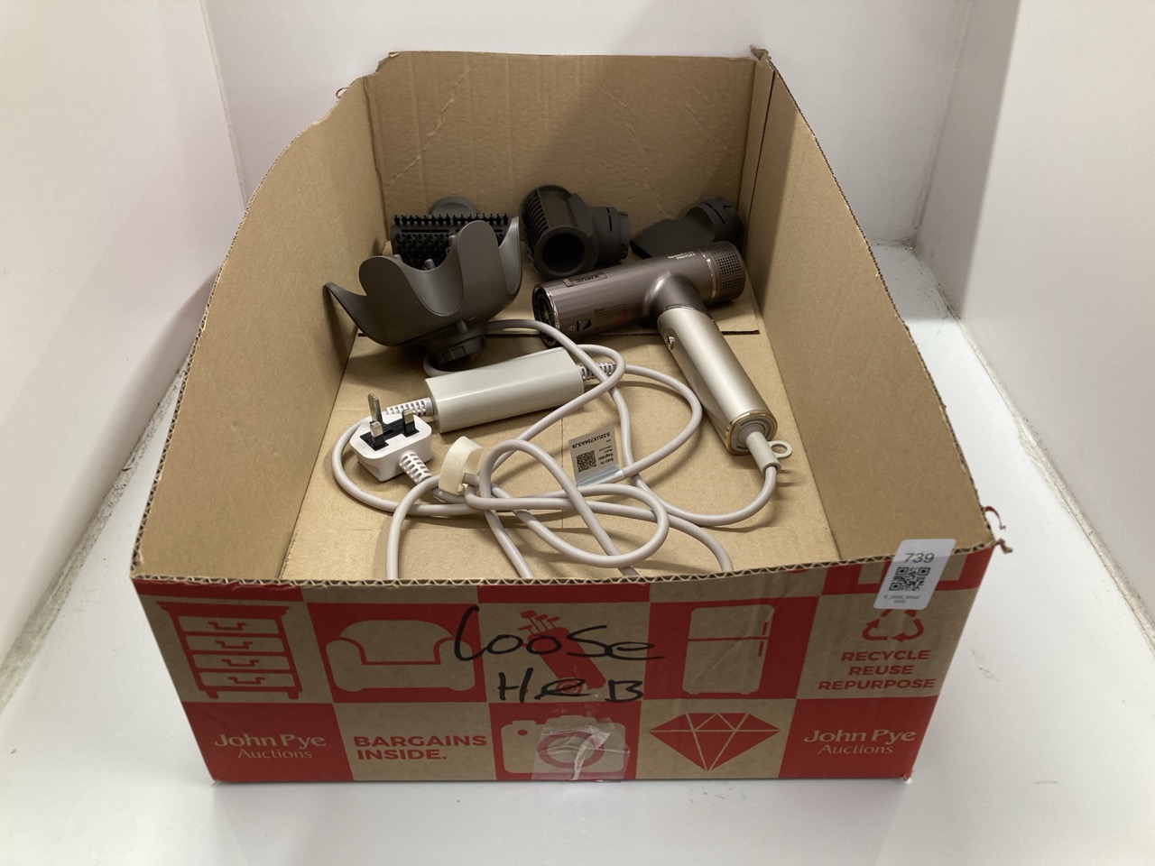 Lot 739  
            Edinburgh SR33 - Delivery Only 

                
SHARK STYLE IT PRO DRYER: LOCATION - I RACK