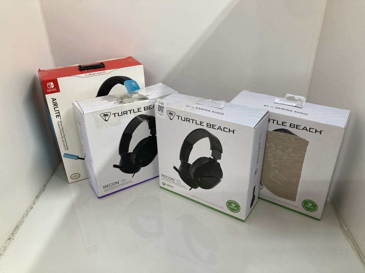 Lot 748  
            Edinburgh SR33 - Delivery Only 

                
QUANTITY OF TECH & GAMING ITEMS TO INCLUDE TURTLE BEACH RECON 70 BLACK XBOX WIRED...