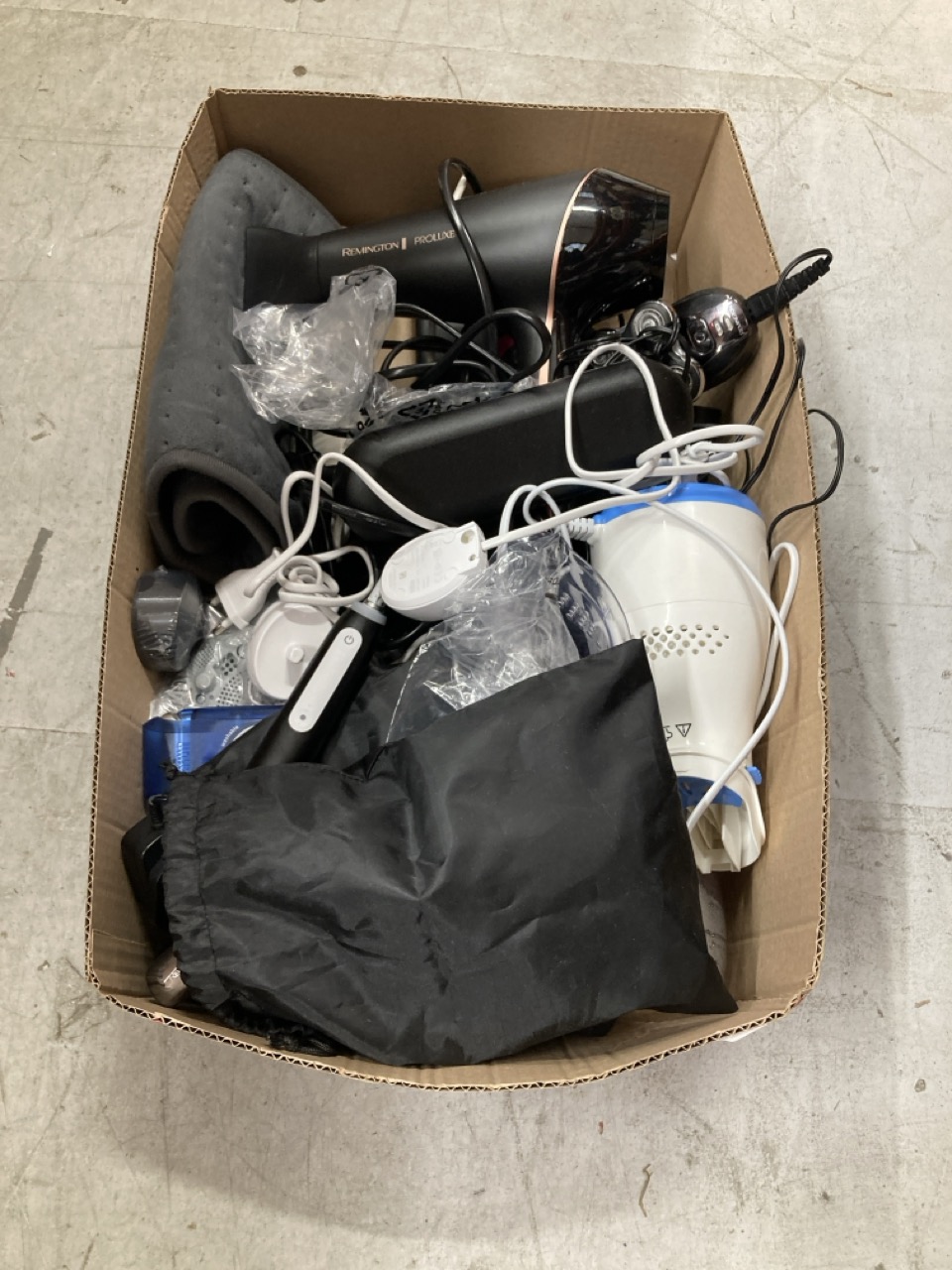 Lot 758  
            Edinburgh SR33 - Delivery Only 

                
QUANTITY OF HEALTH AND BEAUTY ITEMS TO INCLUDE REMINGTON SHAVER : LOCATION - I RACK