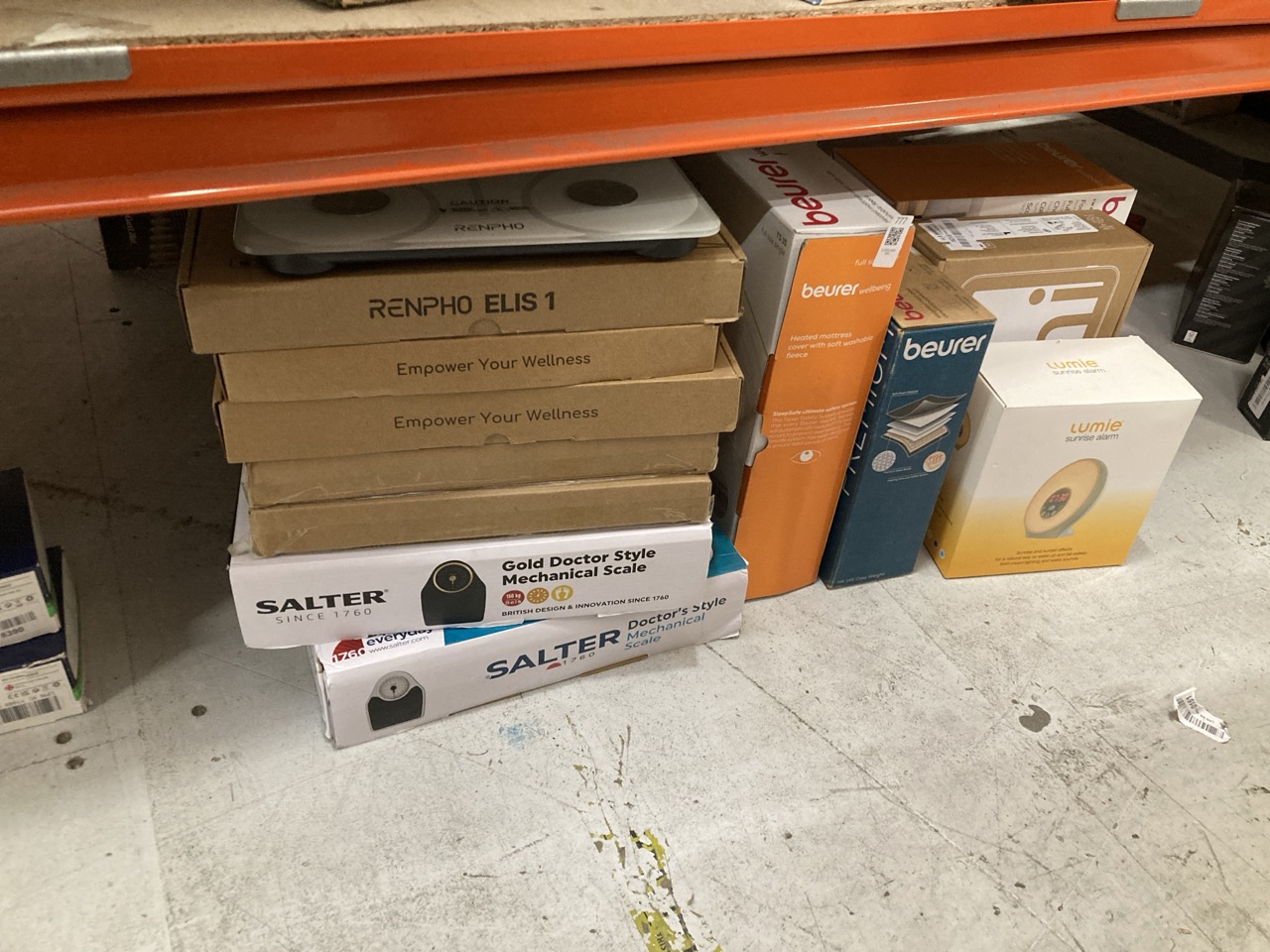 Lot 777  
            Edinburgh SR33 - Delivery Only 

                
QUANTITY OF HEALTH & BEAUTY ITEMS TO INCLUDE LUMIE SUNRISE ALARM - SUNRISE WAKE-U...