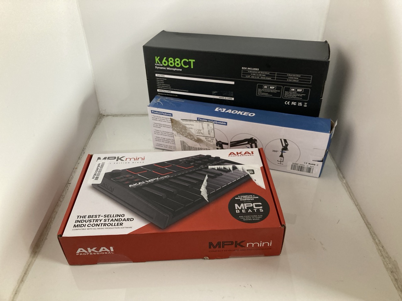 Lot 781  
            Edinburgh SR33 - Delivery Only 

                
QUANTITY OF TV & AUDIO ITEMS TO INCLUDE AKAI PROFESSIONAL MPK MINI MK3 - 25 KEY U...