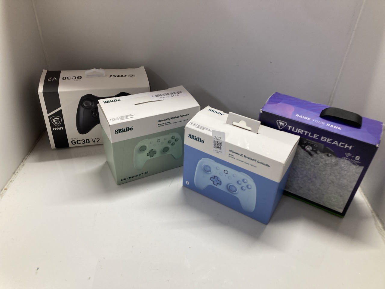 Lot 787  
            Edinburgh SR33 - Delivery Only 

                
QUANTITY OF TECH & GAMING ITEMS TO INCLUDE 8BITDO ULTIMATE 2C BLUETOOTH CONTROLLE...