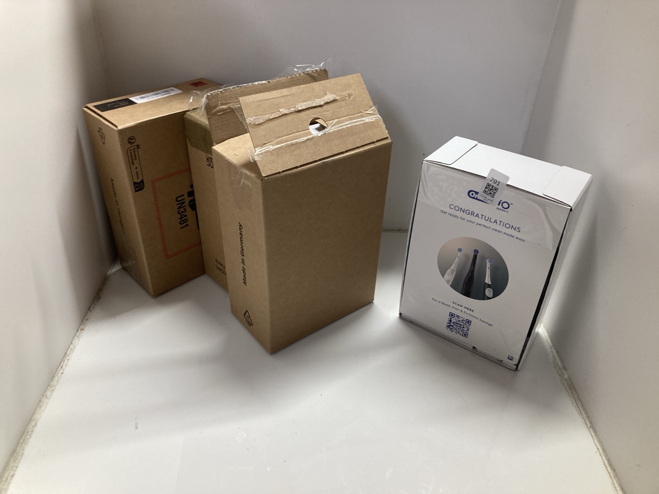 Lot 791  
            Edinburgh SR33 - Delivery Only 

                
QUANTITY OF HEALTH AND BEAUTY ITEMS TO INCLUDE ORAL B SERIES 2 TOOTHBRUSH : LOCAT...