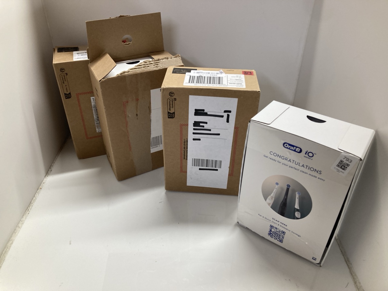 Lot 793  
            Edinburgh SR33 - Delivery Only 

                
QUANTITY OF HEALTH AND BEAUTY ITEMS TO INCLUDE ORAL B SERIES 2 TOOTHBRUSH : LOCAT...