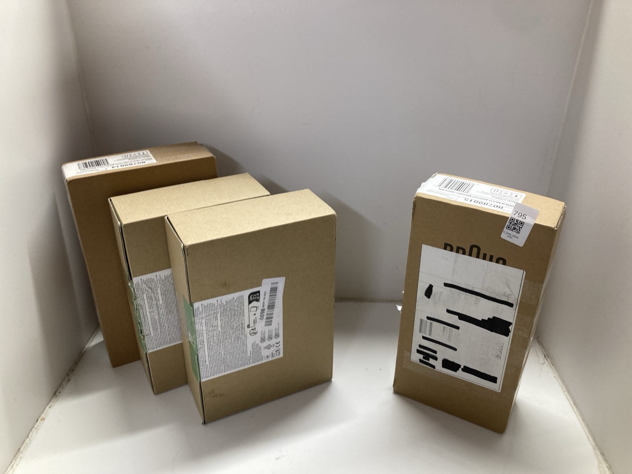 Lot 795  
            Edinburgh SR33 - Delivery Only 

                
QUANTITY OF HEALTH & BEAUTY ITEMS TO INCLUDE BRAUN ALL-IN-ONE SERIES 5 GROOMING K...