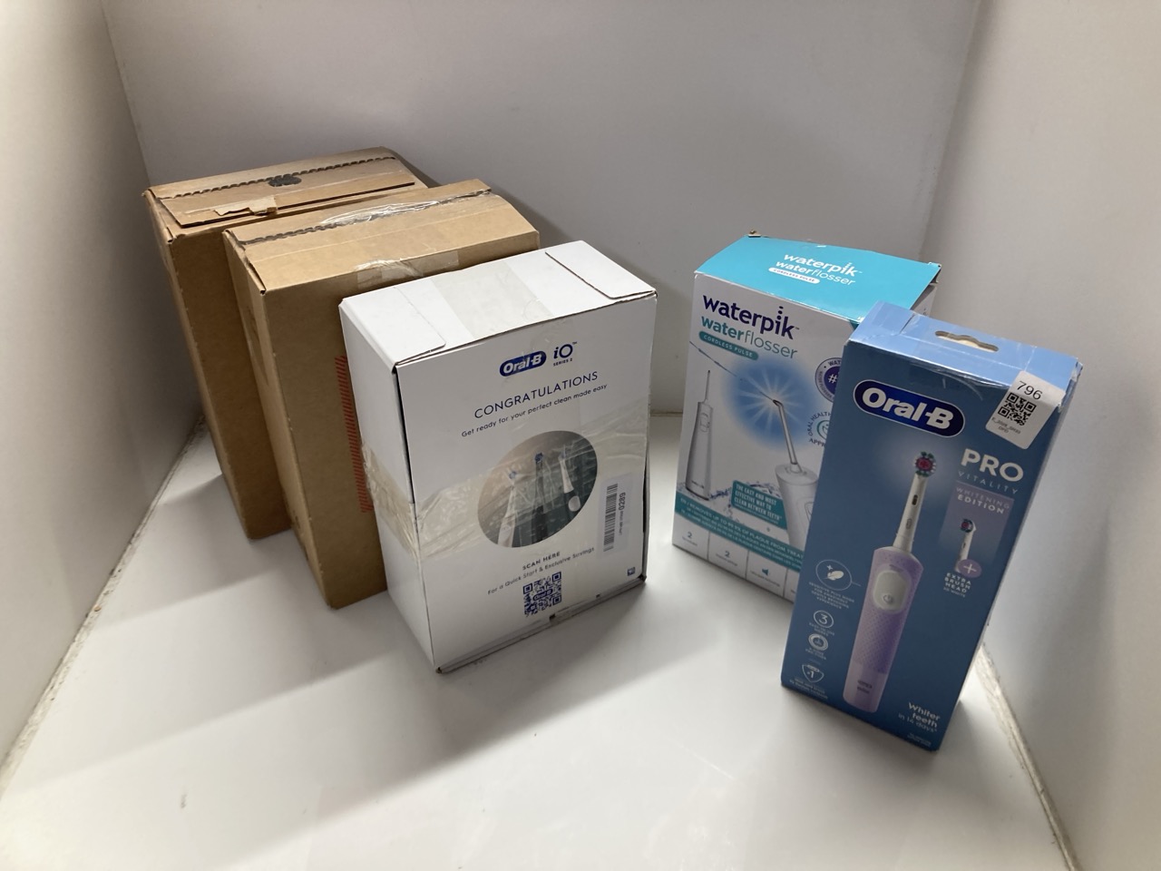 Lot 796  
            Edinburgh SR33 - Delivery Only 

                
QUANTITY OF HEALTH & BEAUTY ITEMS TO INCLUDE WATERPIK PULSE WATER FLOSSER CORDLES...