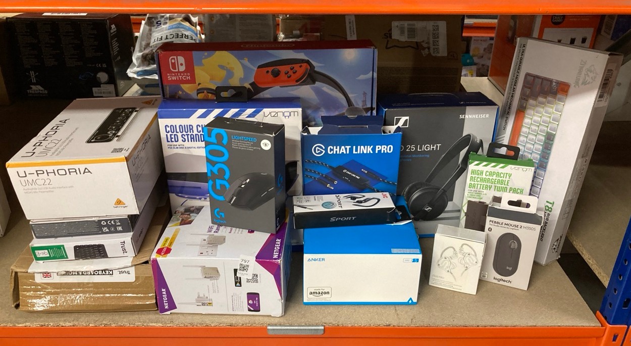 Lot 797  
            Edinburgh SR33 - Delivery Only 

                
QUANTITY OF TECH ITEMS TO INCLUDE LOGITECH G305 LIGHTSPEED WIRELESS GAMING MOUSE:...