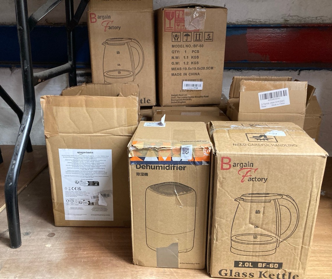 Lot 84  
            Edinburgh SR33 - Delivery Only 

                
QUANTITY OF KITCHEN & APPLIANCES ITEMS TO INCLUDE BASICS ELECTRIC KETTLE 1.7L, 30...
