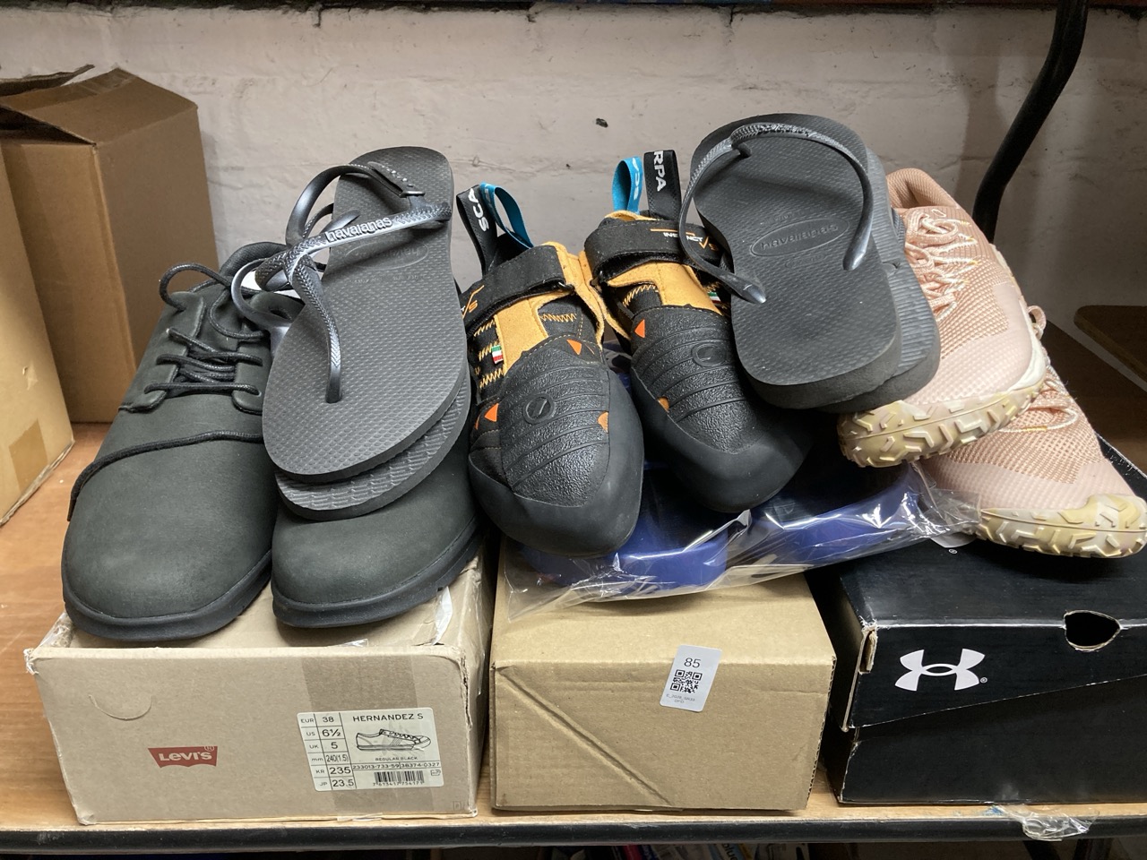 Lot 85  
            Edinburgh SR33 - Delivery Only 

                
QUANTITY OF ADULT FOOTWEAR TO INCLUDE LEVI'S WOMEN'S HERNANDEZ S SNEAKERS,REGULAR...