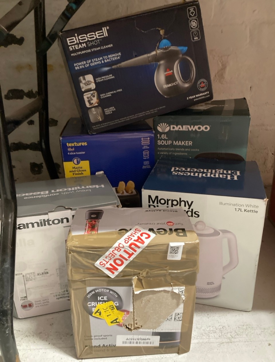 Lot 86  
            Edinburgh SR33 - Delivery Only 

                
QUANTITY OF KITCHEN & APPLIANCES ITEMS TO INCLUDE BREVILLE BLEND ACTIVE PERSONAL ...