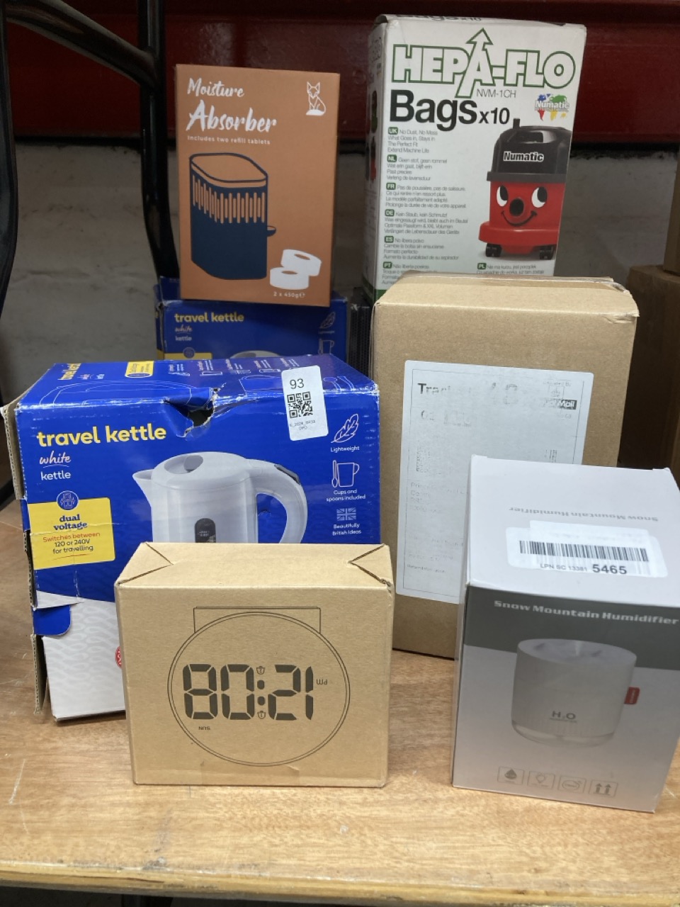 Lot 93  
            Edinburgh SR33 - Delivery Only 

                
QUANTITY OF KITCHEN & APPLIANCES ITEMS TO INCLUDE RUSSELL HOBBS TRAVEL KETTLE WHI...