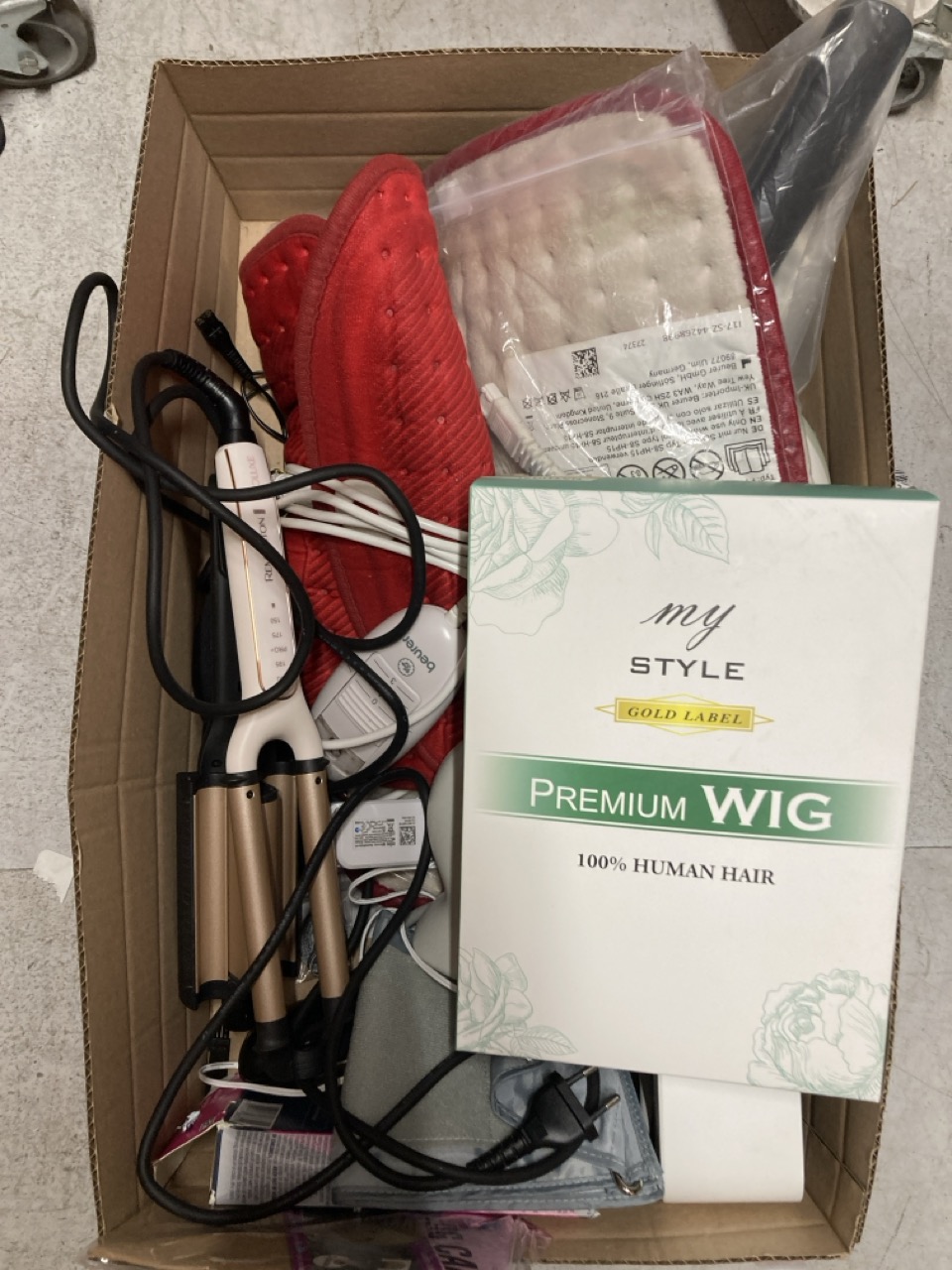 Lot 96  
            Edinburgh SR33 - Delivery Only 

                
QUANTITY OF HEALTH & BEAUTY ITEMS TO INCLUDE DREAM DELUXE WIG CAP - BEIGE NUDE (2...