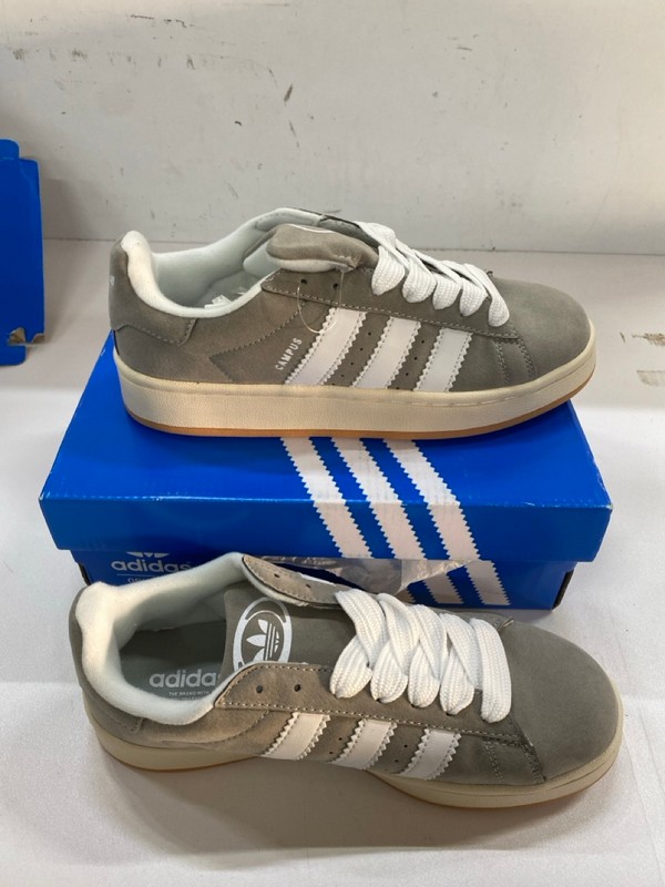 Lot 578  
            Nottingham SR2 - Delivery Only 

                
ADIDAS CAMPUS 00S SIZE: UK 6.5
