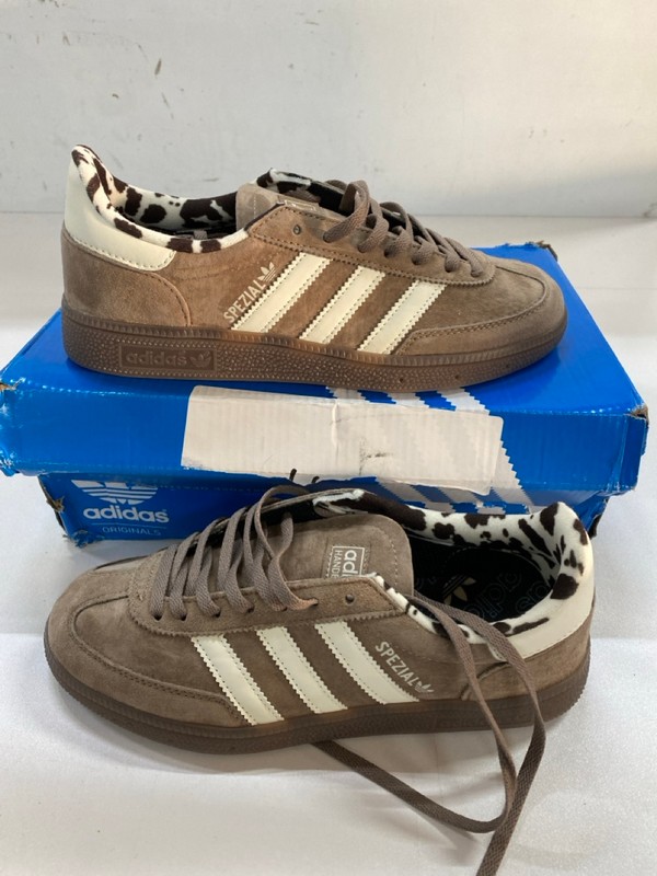 Lot 579  
            Nottingham SR2 - Delivery Only 

                
ADIDAS WB PONY LEO SAMBA SIZE: UK 6