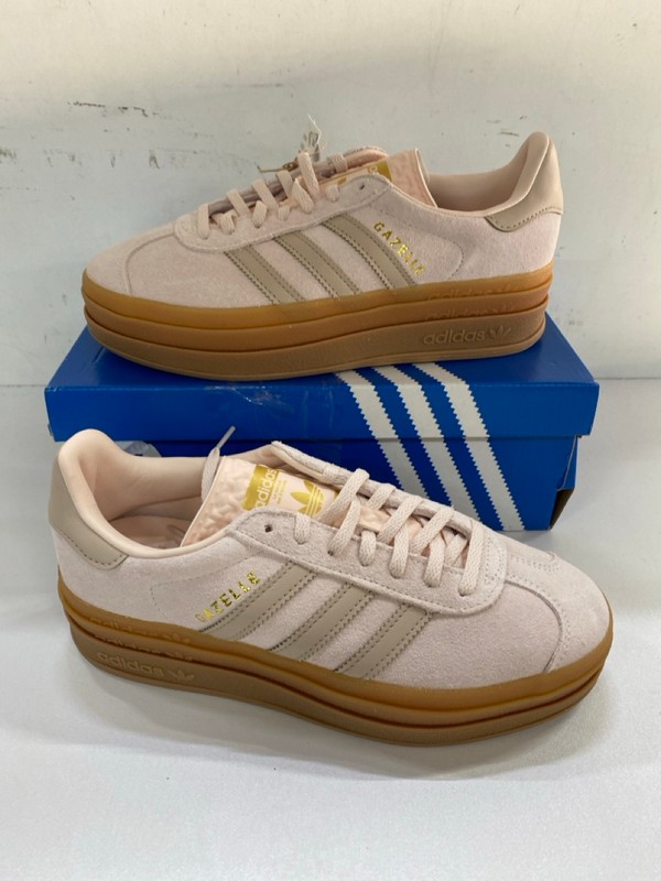 Lot 583  
            Nottingham SR2 - Delivery Only 

                
ADIDAS GAZELLE BOLD J SIZE: UK 5.5