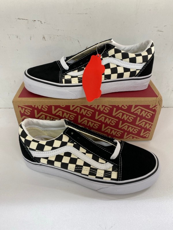 Lot 592  
            Nottingham SR2 - Delivery Only 

                
VANS OLD SKOOL SIZE: UK 4