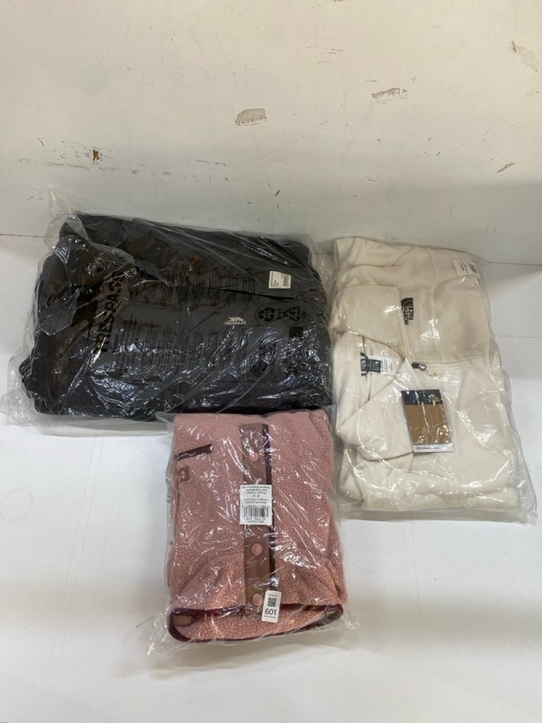 Lot 601  
            Nottingham SR2 - Delivery Only 

                
3 X FLEECES INC THE NORTH FACE & COLUMBIA