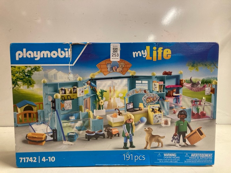Lot 253  
            Nottingham SR3 - Delivery Only 

                
PLAYMOBIL MY LIFE 191 PCS (71742)