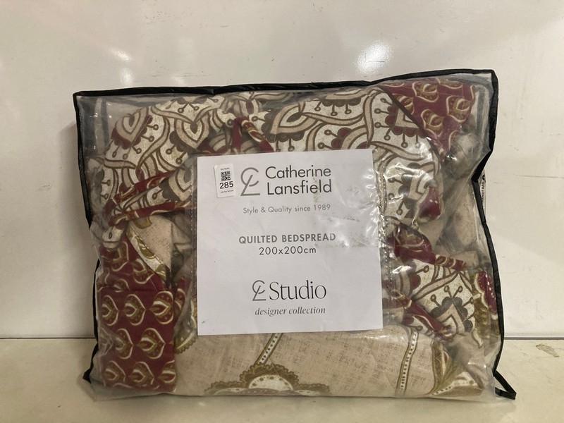 Lot 285  
            Nottingham SR3 - Delivery Only 

                
CATHERINE LANSFIELD QUILTED BEDSPREAD