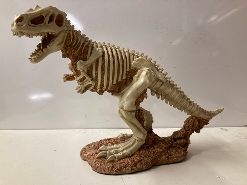 Lot 304  
            Nottingham SR3 - Delivery Only 

                
DESIGN TOSCANO BAD TO THE BONE JURASSIC T-REX RAPTOR DINOSAUR STATUE