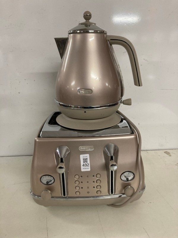 Lot 492  
            Nottingham SR3 - Delivery Only 

                
DE'LONGHI TOASTER AND KETTLE SET