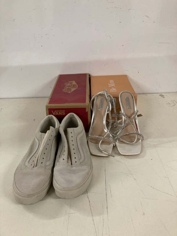 Lot 531  
            Nottingham SR3 - Delivery Only 

                
BE MINE BRIDAL EMBERLY CLEAR HEELED SANDALS WITH DIAMANTE DETAIL SIZE: 7