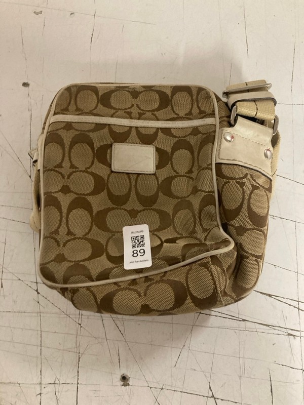 Lot 89  
            Nottingham SR3 - Delivery Only 

                
COACH SIGNATURE CANVAS CROSSBODY BAG