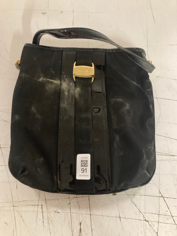 Lot 91  
            Nottingham SR3 - Delivery Only 

                
BLACK SALVATORE FERRANGAMO VERA NYLON AND PATENT LEATHER CROSSBODY BAG