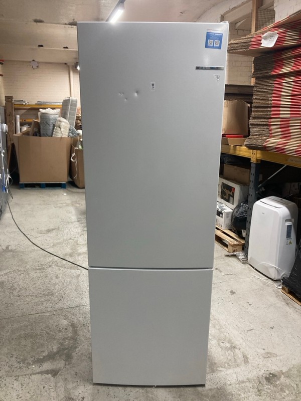 Lot 24  
            Nottingham SR4 - Delivery Or Collection 

                
BOSCH FREESTANDING FRIDGE FREEZER MODEL: KGE49AWCAG