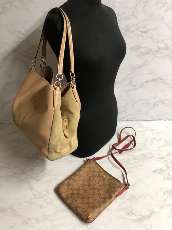 Lot 13  
            Nottingham SR5 - Delivery Only 

                
2 X COACH BAGS TO INCLUDE COACH SIGNATURE CROSSBODY BAG