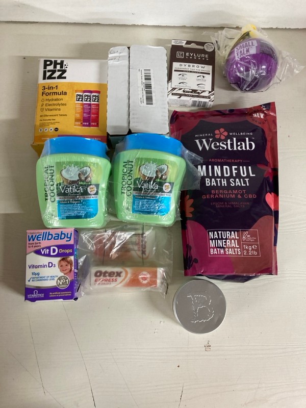 Lot 154  
            Nottingham SR5 - Delivery Only 

                
BOX OF ITEMS TO INC VATIKA