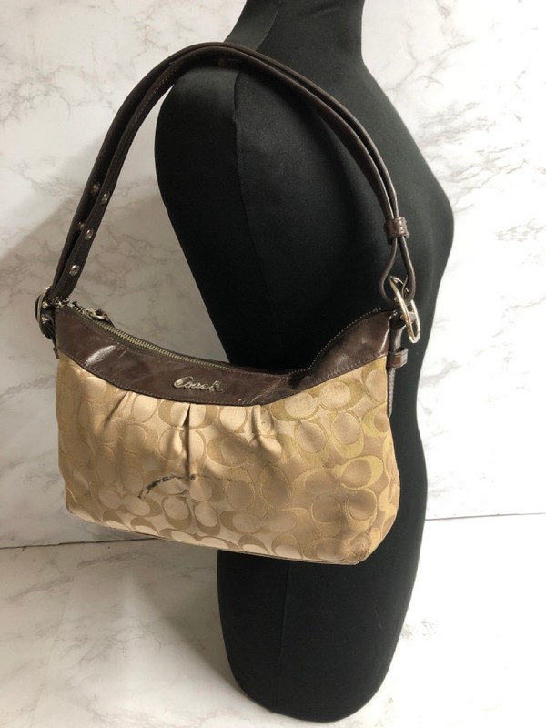 Lot 15  
            Nottingham SR5 - Delivery Only 

                
COACH SIGNATURE CANVAS ASHLEY SHOLDER BAG