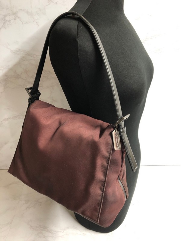 Lot 16  
            Nottingham SR5 - Delivery Only 

                
COACH BURGUNDY NYLON SHOLDER BAG