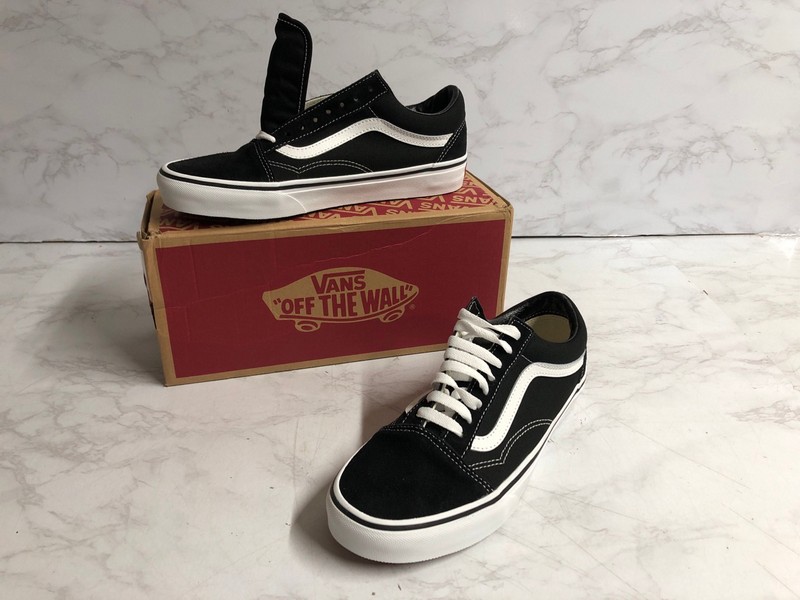 Lot 23  
            Nottingham SR5 - Delivery Only 

                
VANS OLD SKOOL BLACK/WHITE TRAINERS SIZE:UK7