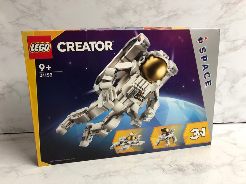 Lot 30  
            Nottingham SR5 - Delivery Only 

                
LEGO CREATOR 3-IN-1 MODEL: 31152