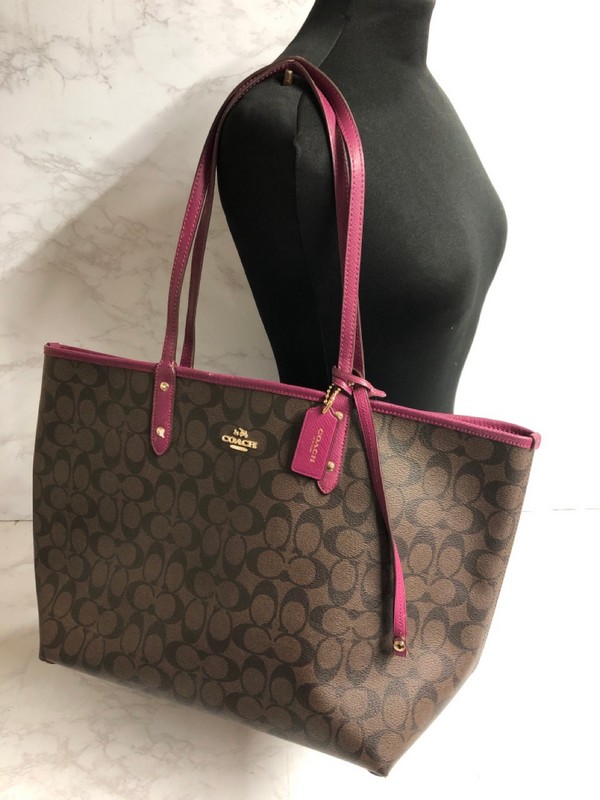 Lot 3  
            Nottingham SR5 - Delivery Only 

                
COACH SIGNATURE COATED CANVAS AND LEATHER CITY TOTE BAG