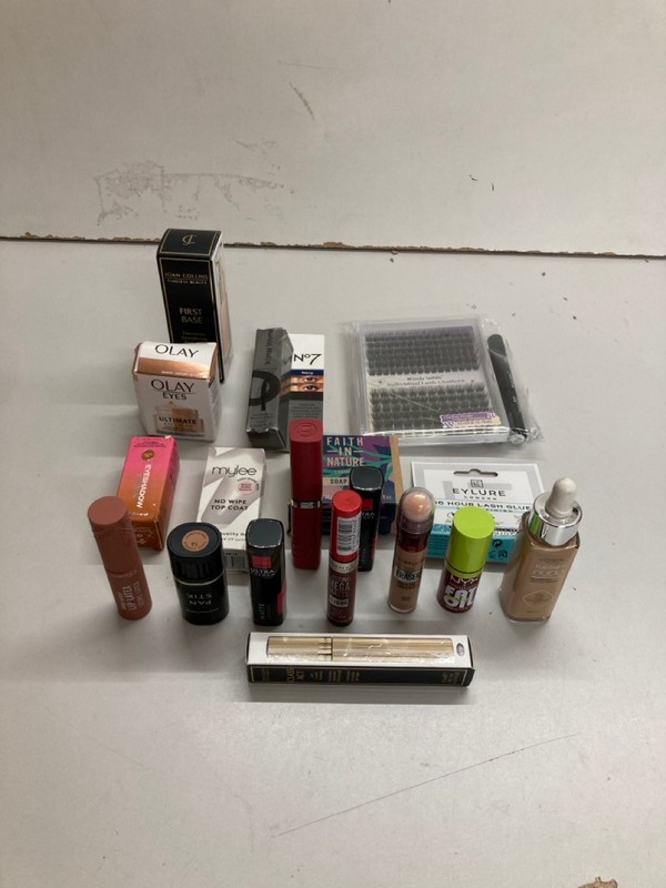 Lot 412  
            Nottingham SR5 - Delivery Only 

                
BOX OF ITEMS TO INC LOREAL TRUE MATCH NUDE