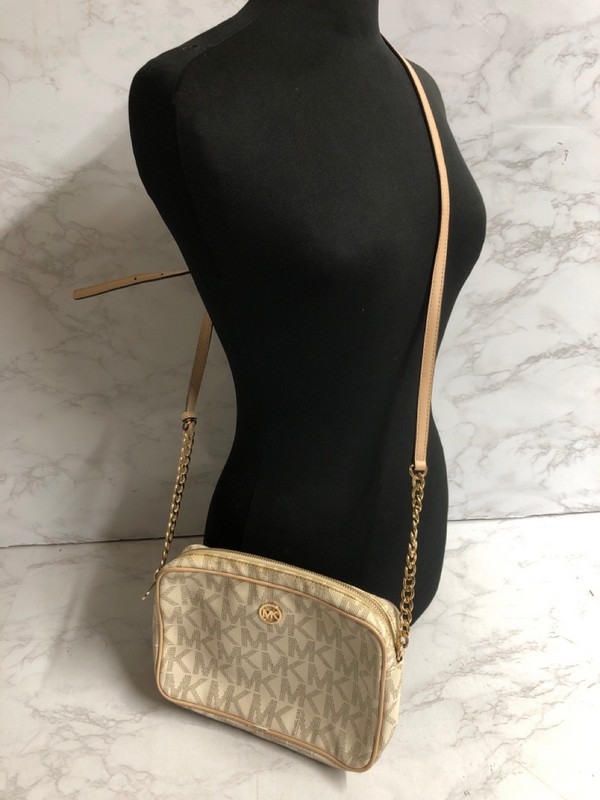 Lot 44  
            Nottingham SR5 - Delivery Only 

                
MICHAEL KORS JET SET SIGNATURE CAMERA CROSSBODY BAG