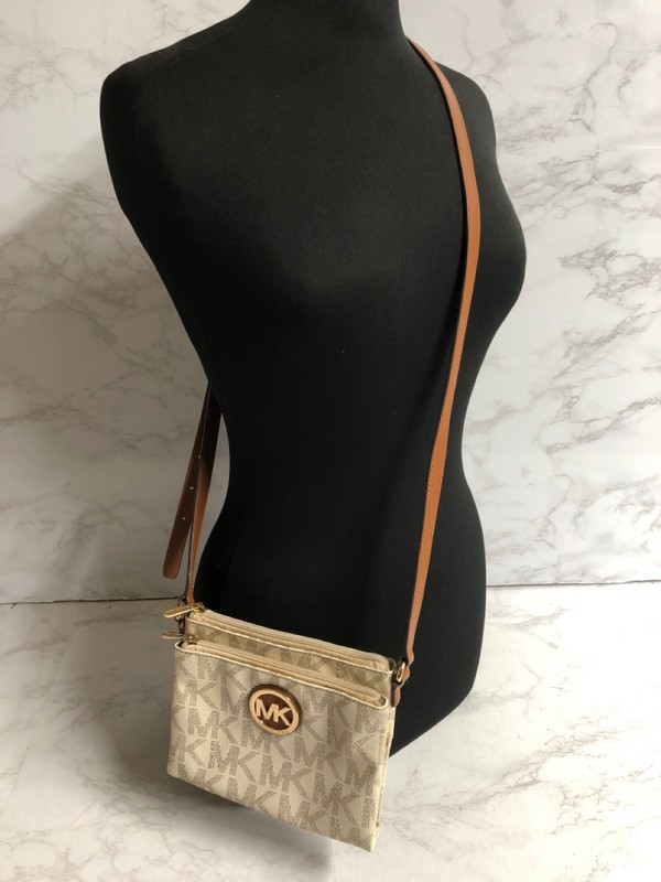 Lot 45  
            Nottingham SR5 - Delivery Only 

                
MICHAEL KORS JET SET CHARM SIGNATURE LOGO-PRINT CANVAS CONVERTIBLE CROSSBODY BAG