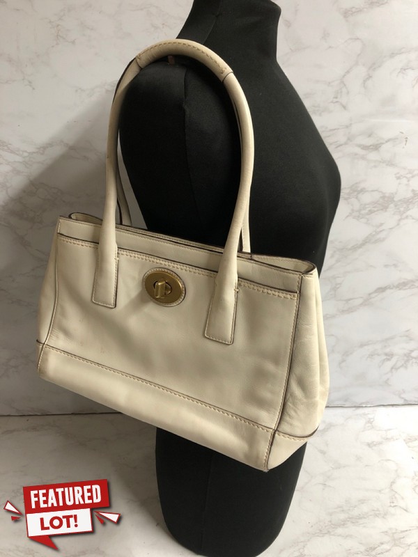 Lot 46  
            Nottingham SR5 - Delivery Only 

                
COACH MADELINE LEATHER SHOULDER BAG