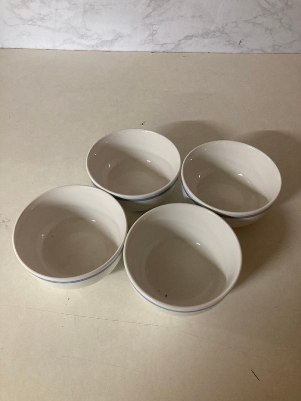 Lot 471  
            Nottingham SR5 - Delivery Only 

                
BOX OF 4 WHITE/BLUE CERAMIC BOWLS (SEALED)