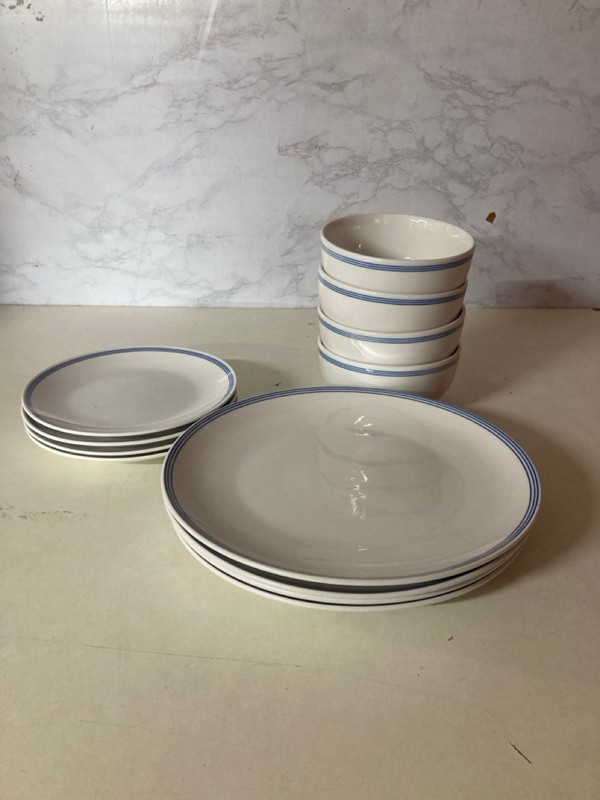 Lot 517  
            Nottingham SR5 - Delivery Only 

                
BOX OF 4 WHITE/BLUE CERAMIC BOWLS (SEALED)