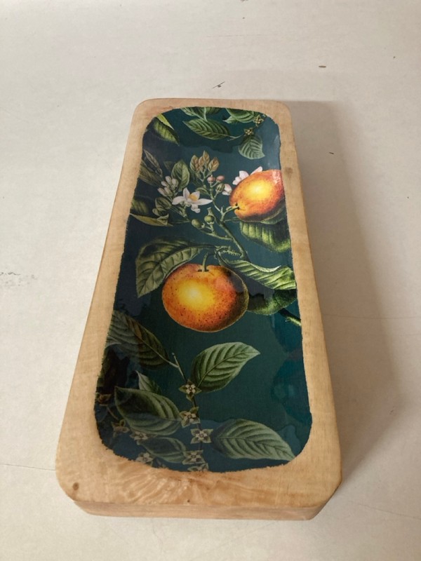 Lot 525  
            Nottingham SR5 - Delivery Only 

                
4 X RECTANGULAR MANGO WOOD/ENAMEL -ORANGE BLOSSOM GREEN DISH
