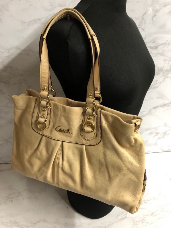 Lot 7  
            Nottingham SR5 - Delivery Only 

                
COACH CREAM LEATHER SHOLDER BAG