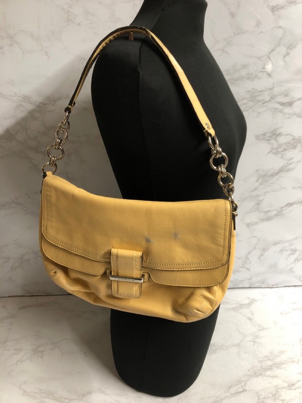 Lot 8  
            Nottingham SR5 - Delivery Only 

                
COACH YELLOW LEATHER SHOLDER BAG