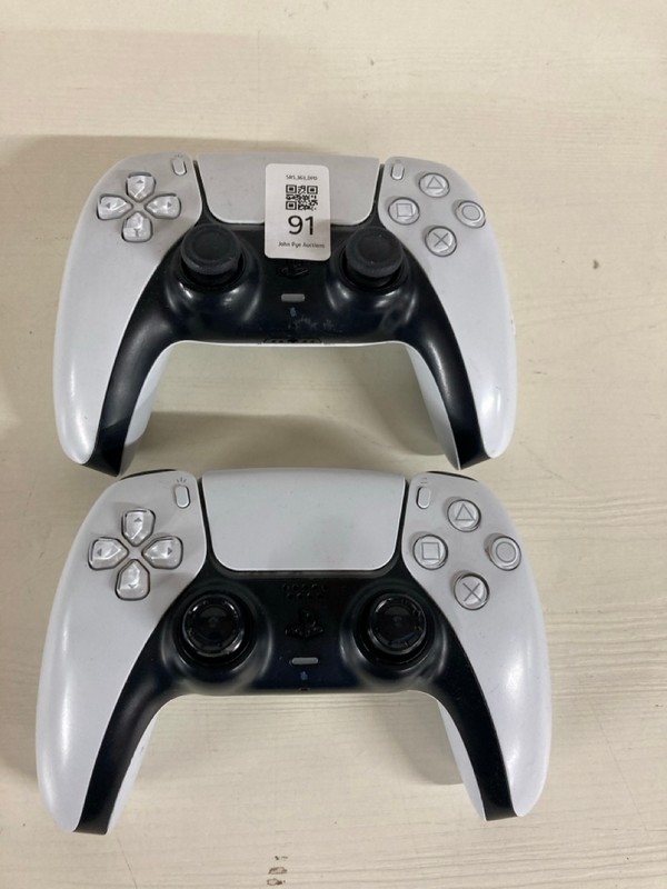 Lot 91  
            Nottingham SR5 - Delivery Only 

                
2 X SONY PLAYSTATION 5 DUAL SENSE CONTROLLERS
