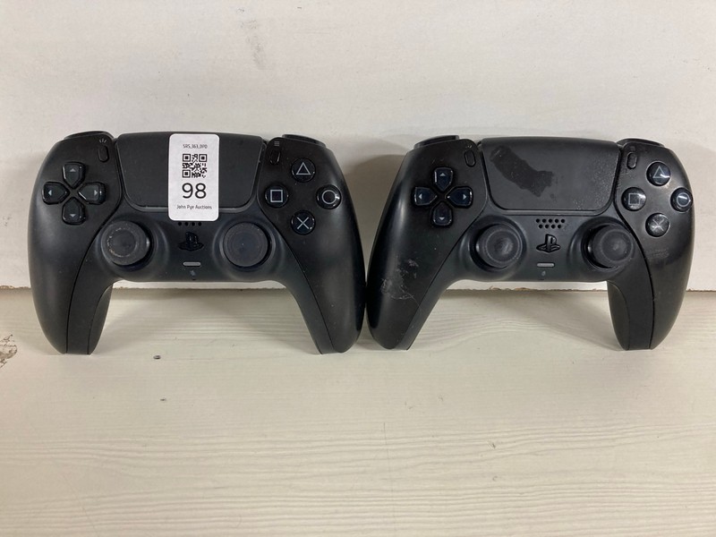 Lot 98  
            Nottingham SR5 - Delivery Only 

                
2 X SONY PLAYSTATION 5 DUAL SENSE CONTROLLERS