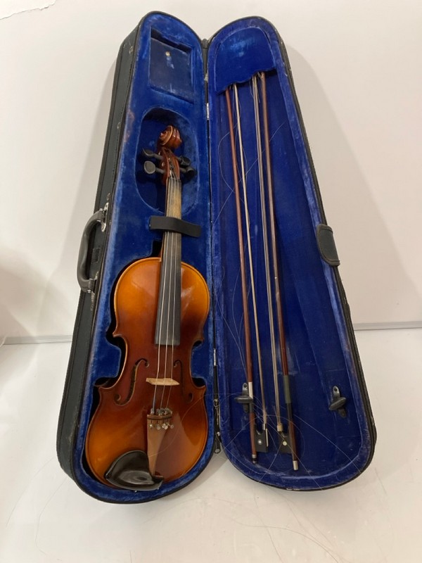 Lot 55  
            Nottingham SR6 - Delivery Only 

                
VIOLIN MAHOGANY WOODEN CHORDOPHONE INSTRUMENT (WITH CARRY CASE)