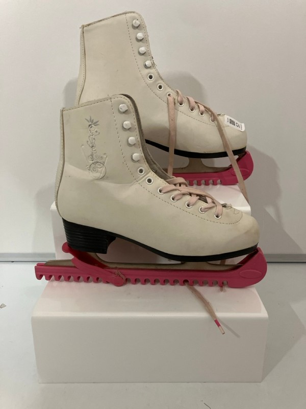 Lot 57  
            Nottingham SR6 - Delivery Only 

                
PAIR OF ICE ARTISTIC 3 ICE SKATES (WITH BLADE COVERS - UK SIZE 7)