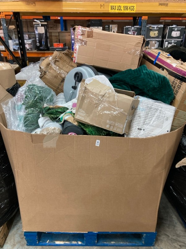 Lot 250  
            Nottingham SR2 - Collection Only 

                
PALLET OF ITEMS INC TECH BUILDS & FLOOR RUG (COLLECTION ONLY)